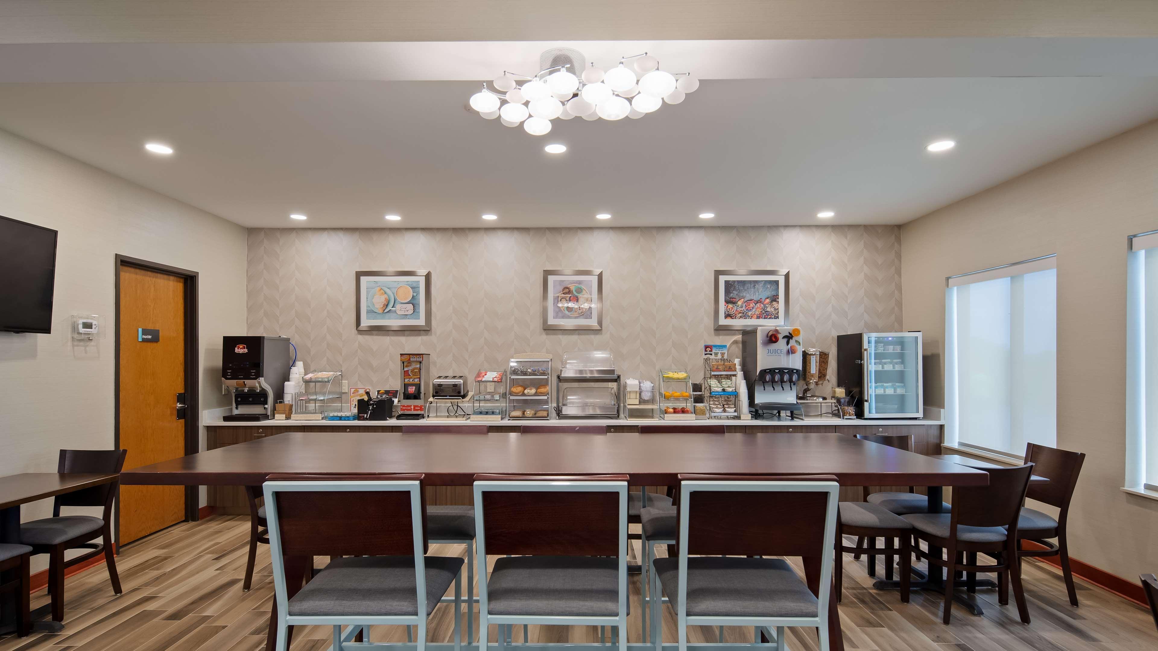 Best Western Hartford Hotel And Suites Exterior photo