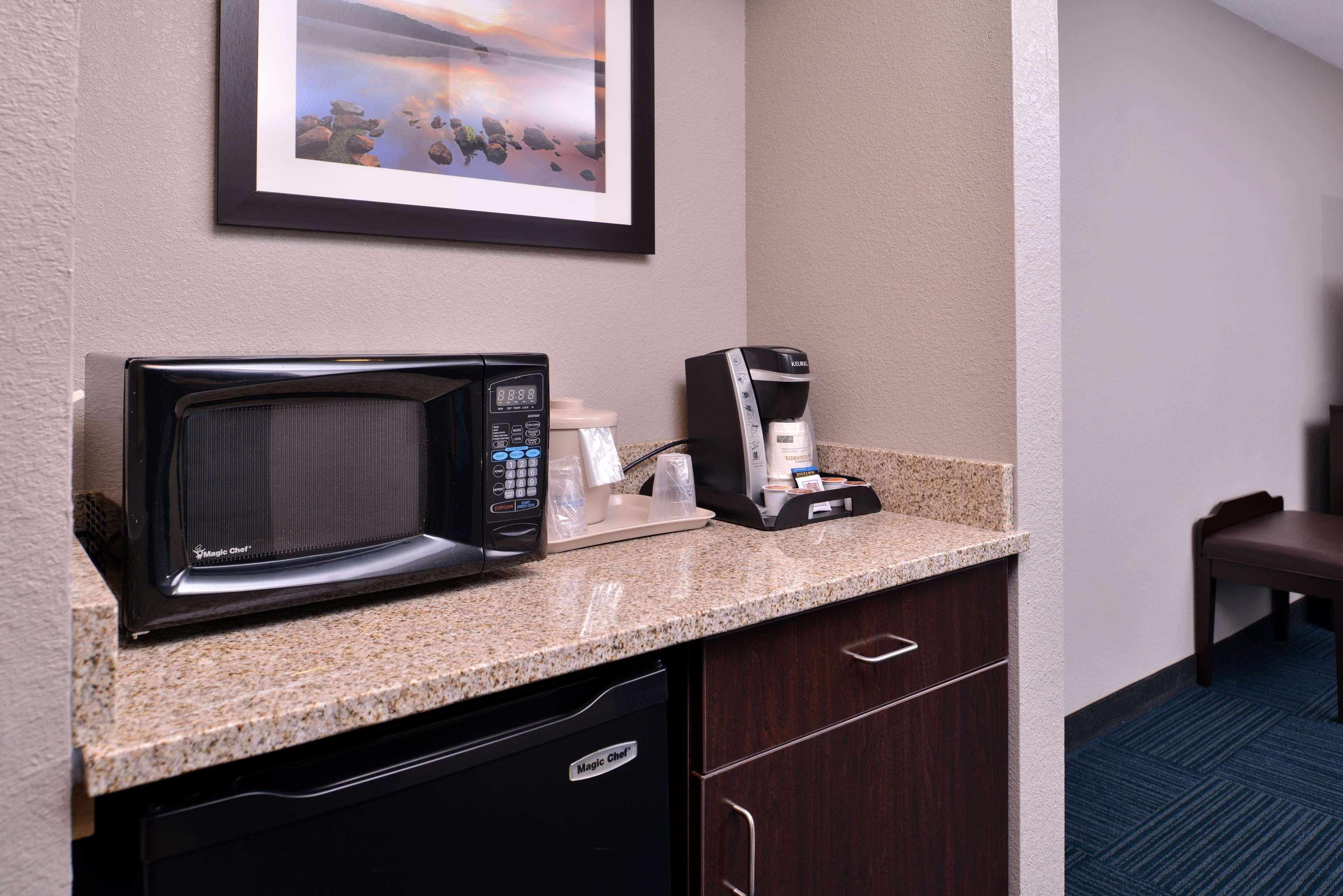 Best Western Hartford Hotel And Suites Exterior photo