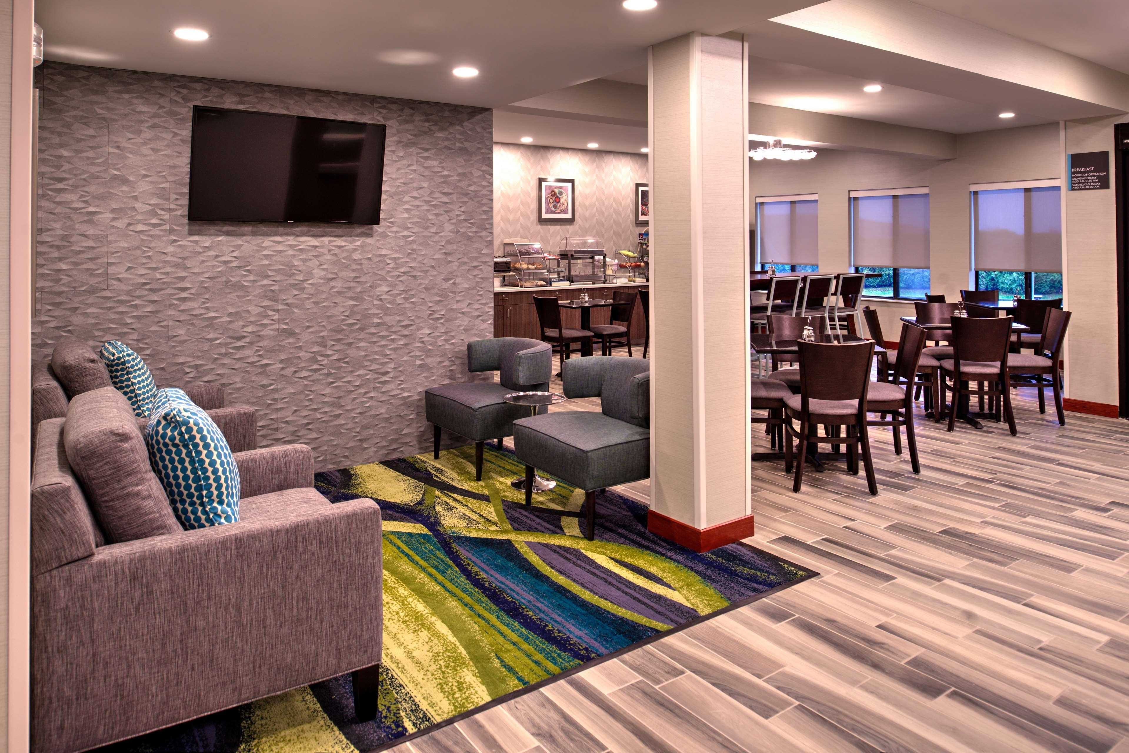 Best Western Hartford Hotel And Suites Exterior photo