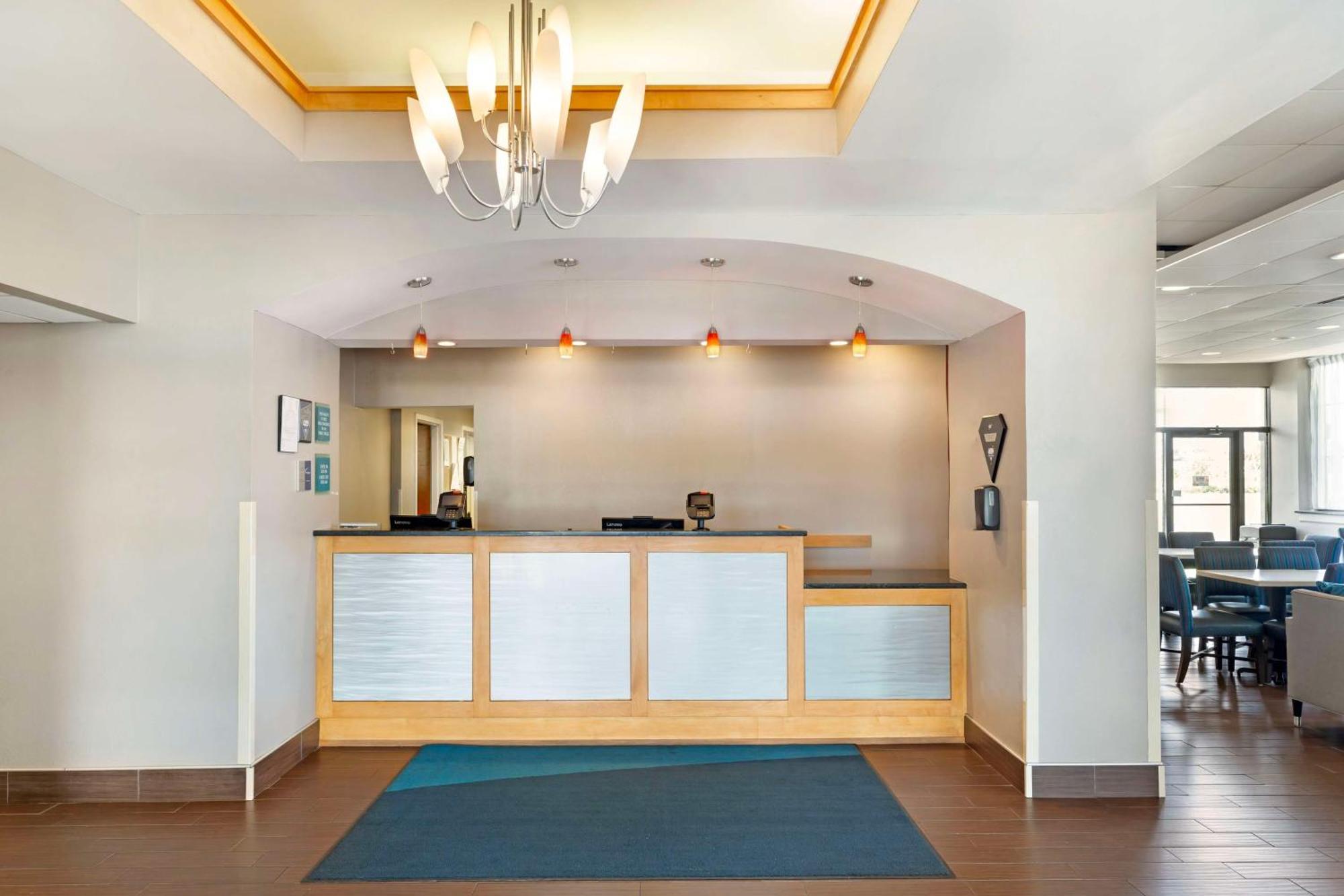 Best Western Hartford Hotel And Suites Exterior photo