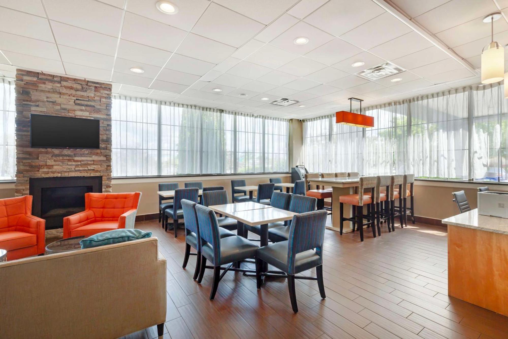 Best Western Hartford Hotel And Suites Exterior photo