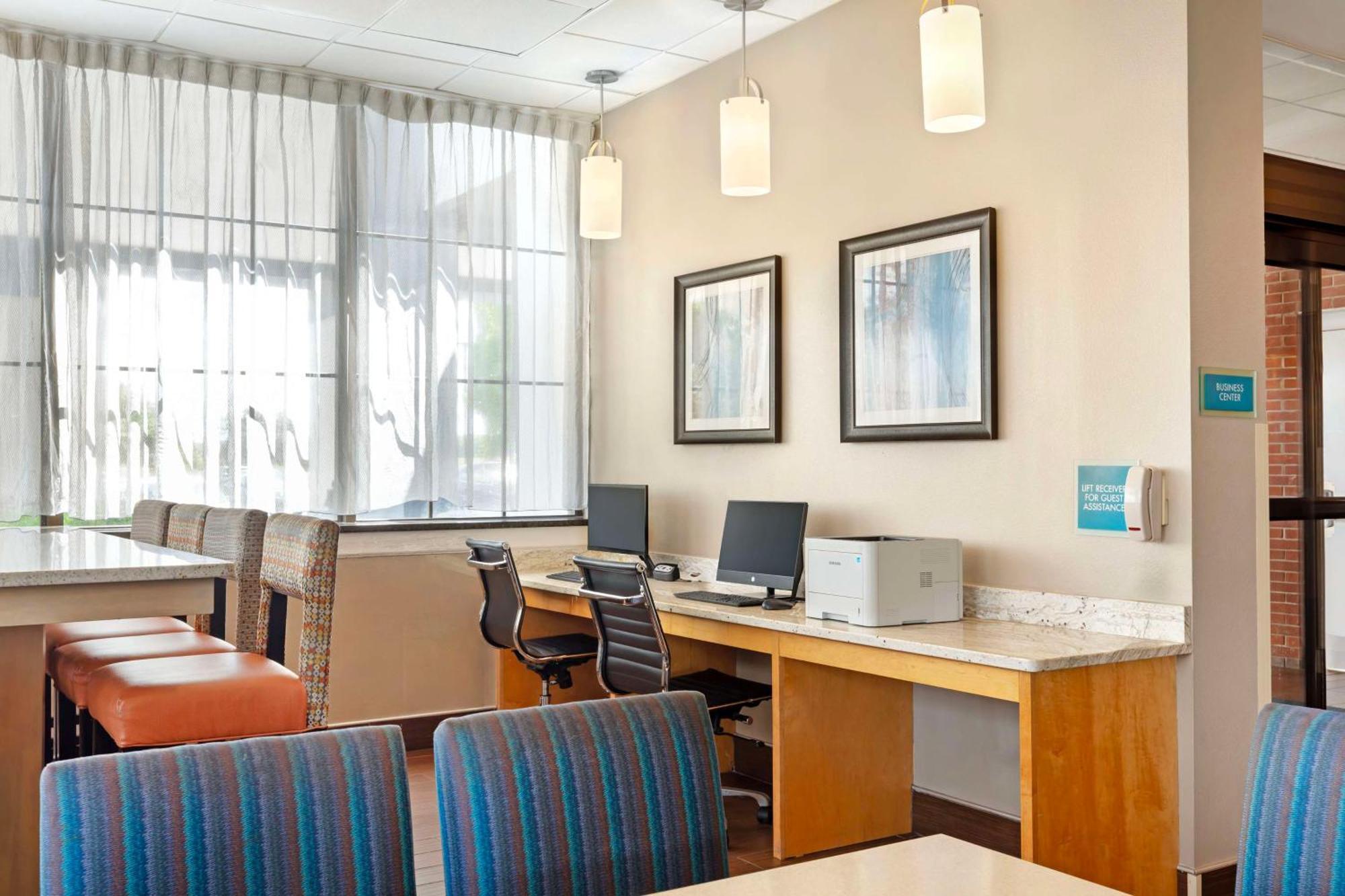 Best Western Hartford Hotel And Suites Exterior photo