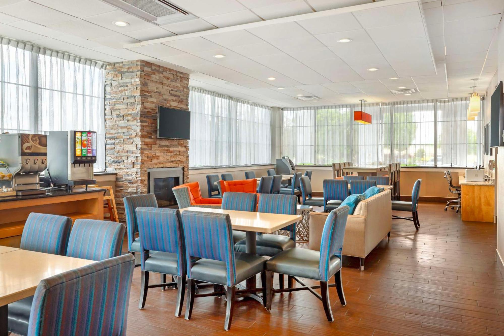 Best Western Hartford Hotel And Suites Exterior photo