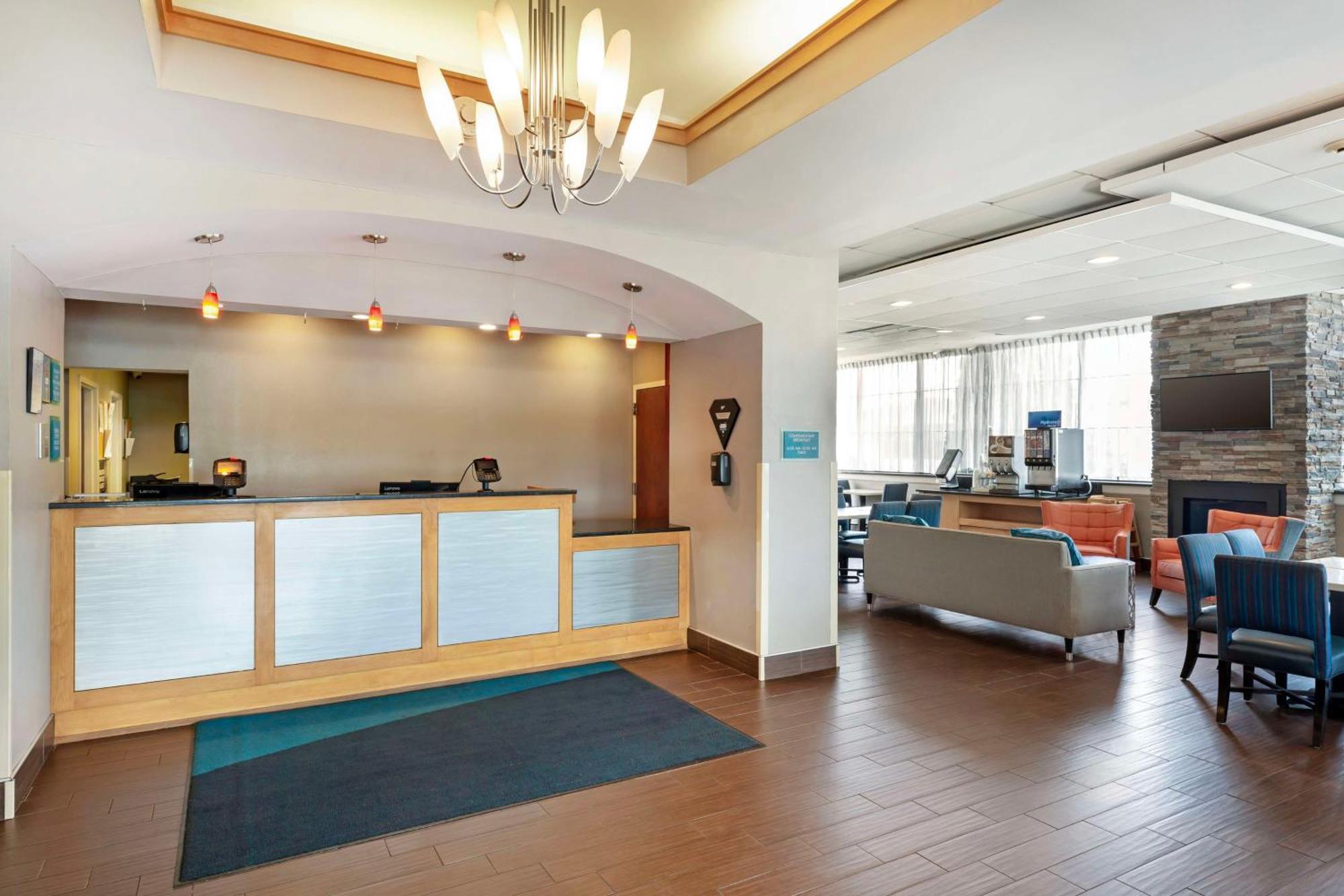Best Western Hartford Hotel And Suites Exterior photo