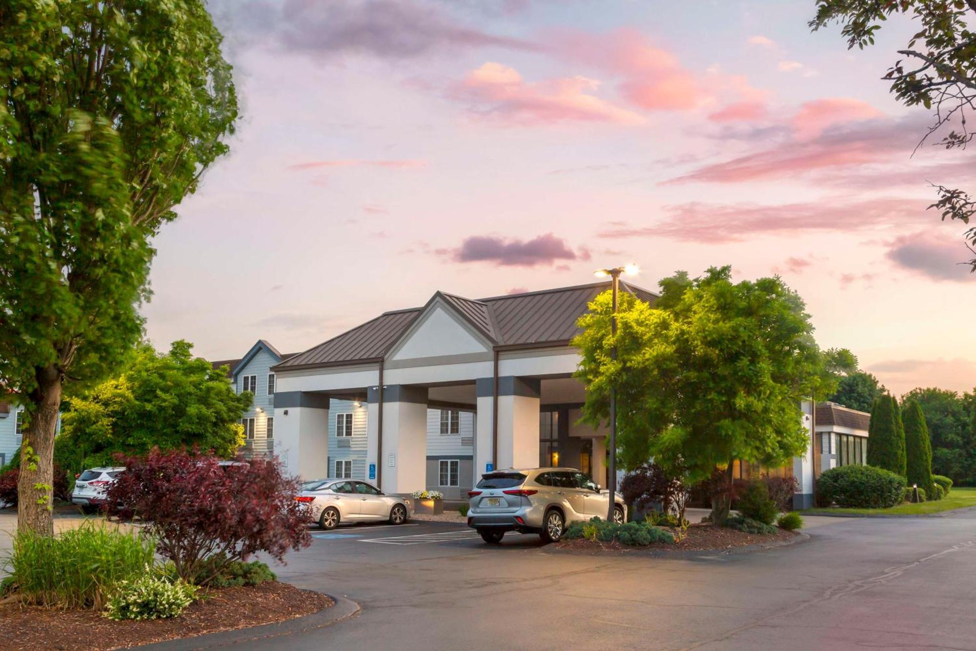 Best Western Hartford Hotel And Suites Exterior photo